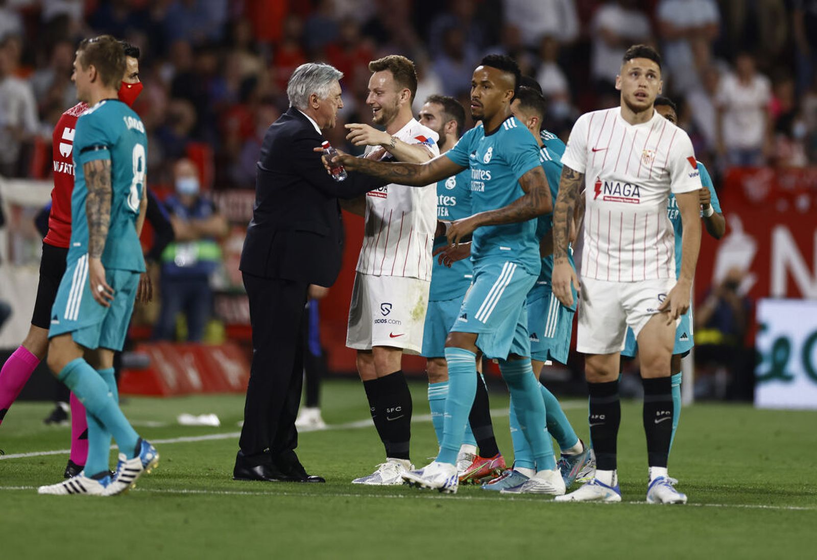 Carlo Ancelotti y Rakitic discuten durante uno de los momentos tensos del partido.