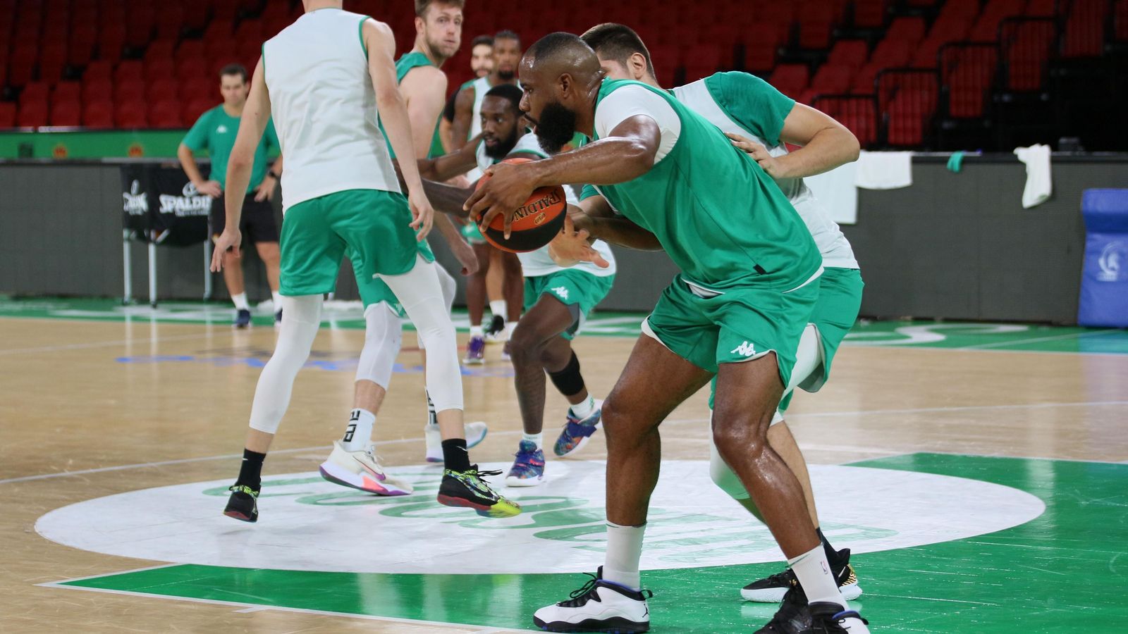 Agbelese y Marko Todorovic, emparejados en una sesión de trabajo.