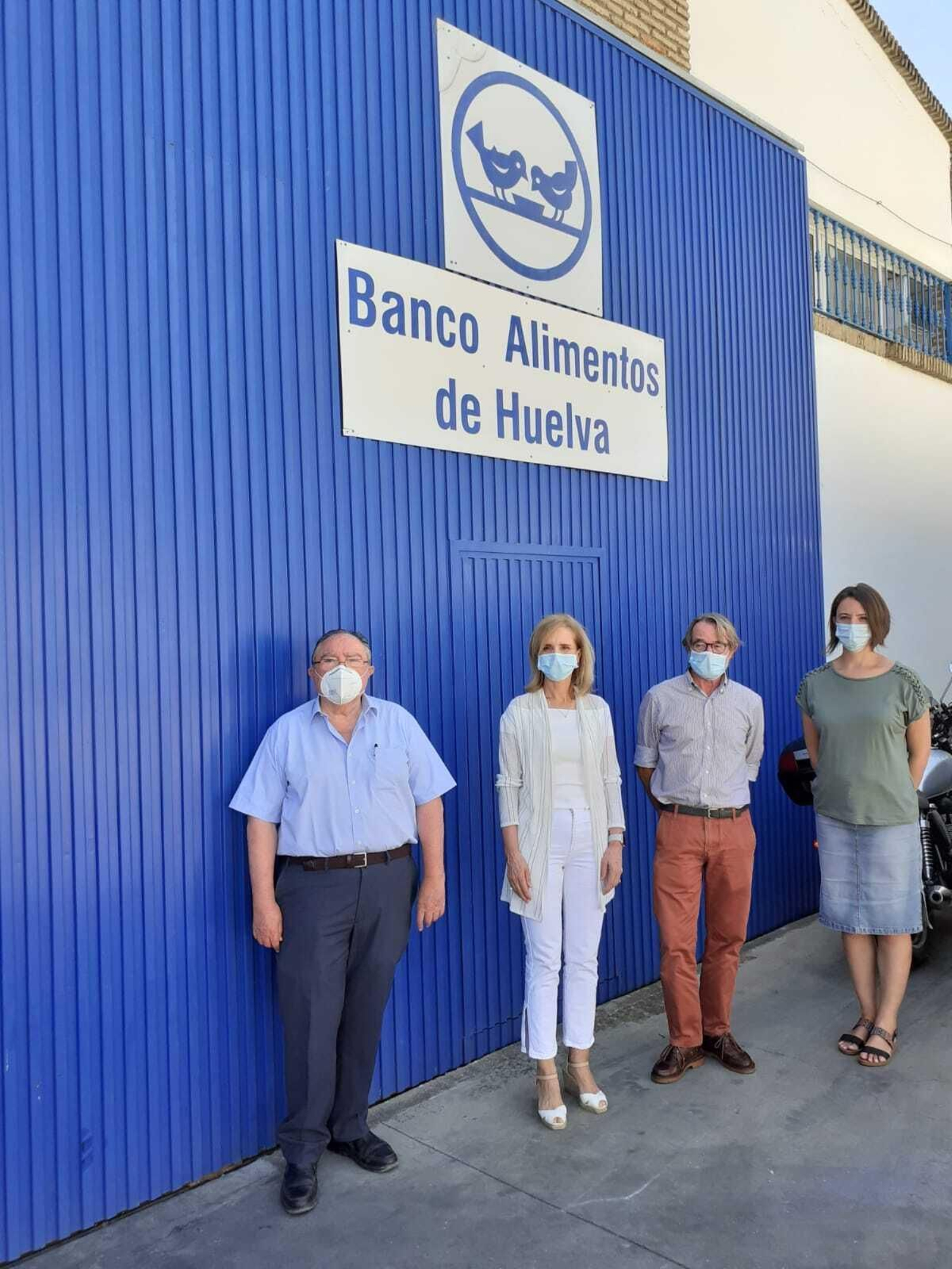 Manuela Parralo visita el Banco de Alimentos de Huelva.