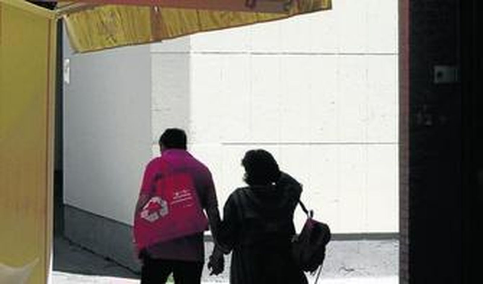 Una pareja pasea por una calle de La Línea, en imagen de archivo.