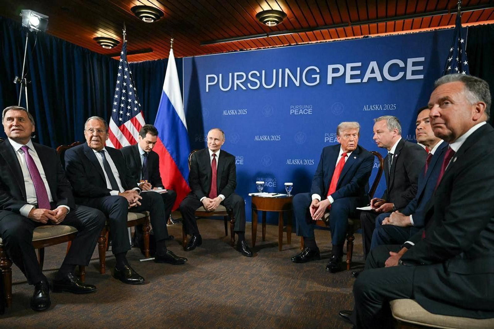 Las delegaciones de EEUU y Rusia reunidas en el encuentro bilateral sobre la paz en Ucrania.