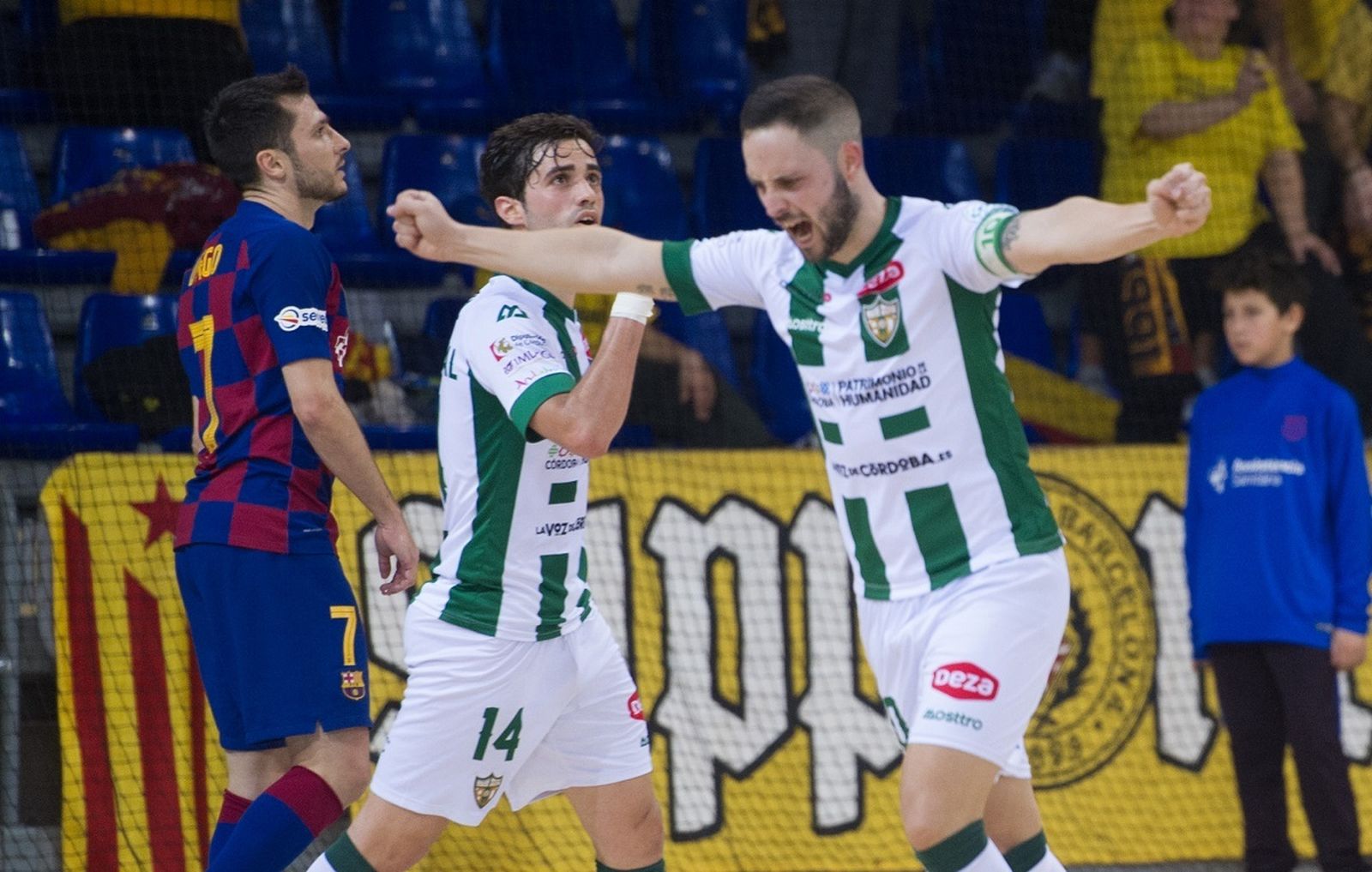 Manu Leal celebra su gol en el Palau Blaugrana.