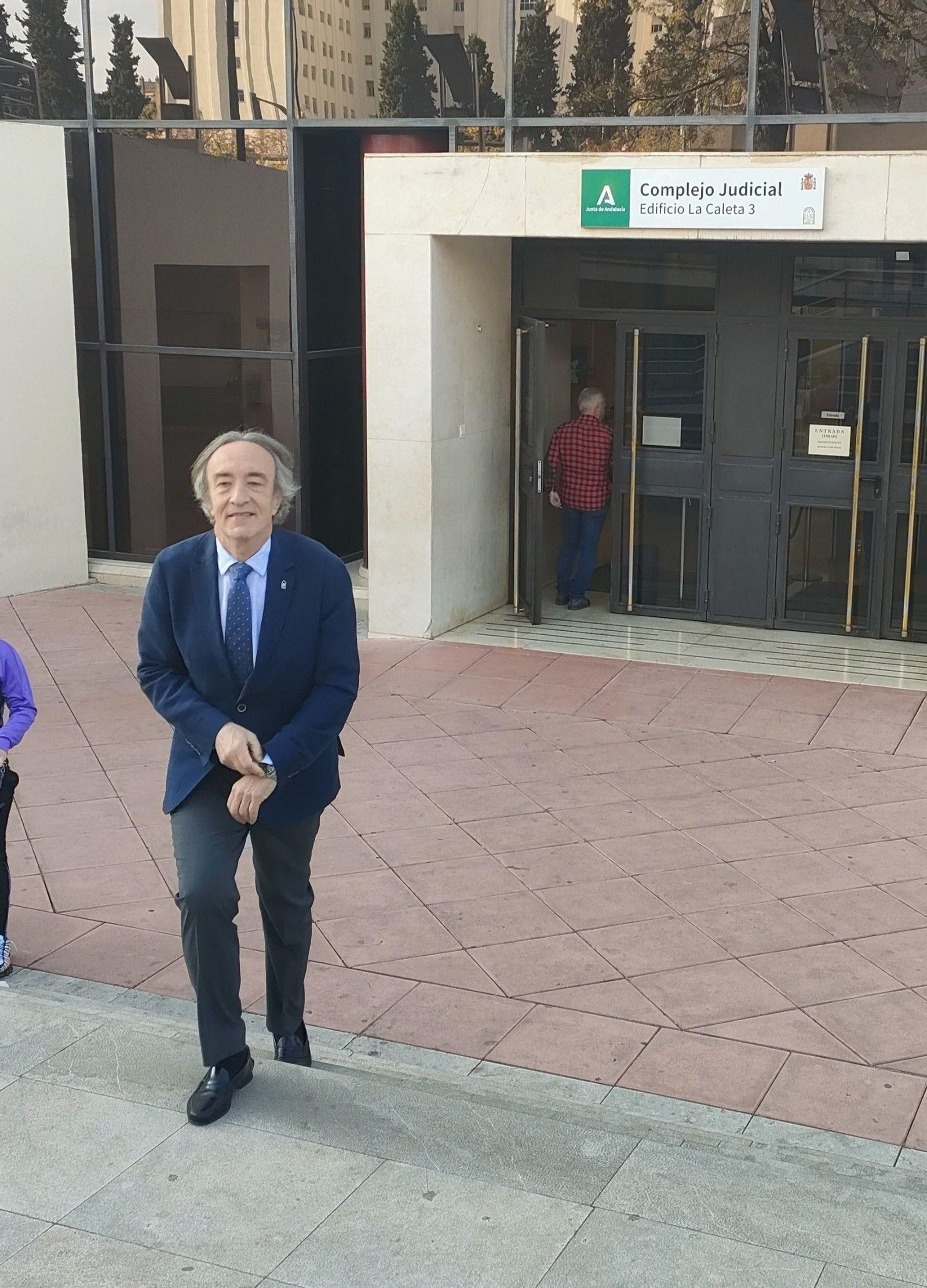 Sánchez Montesinos a la salida de los juzgados de Granada.