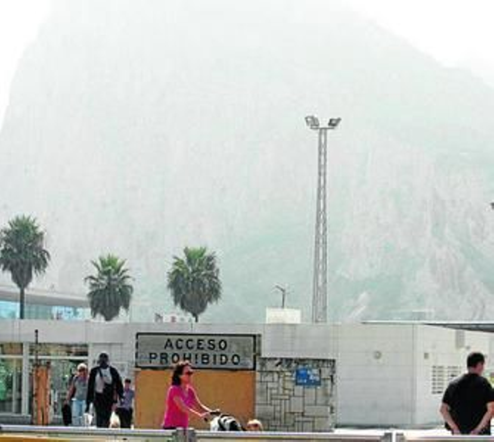 Zona de salida de peatones en la Aduana de Gibraltar, donde el flujo de personas es constante.