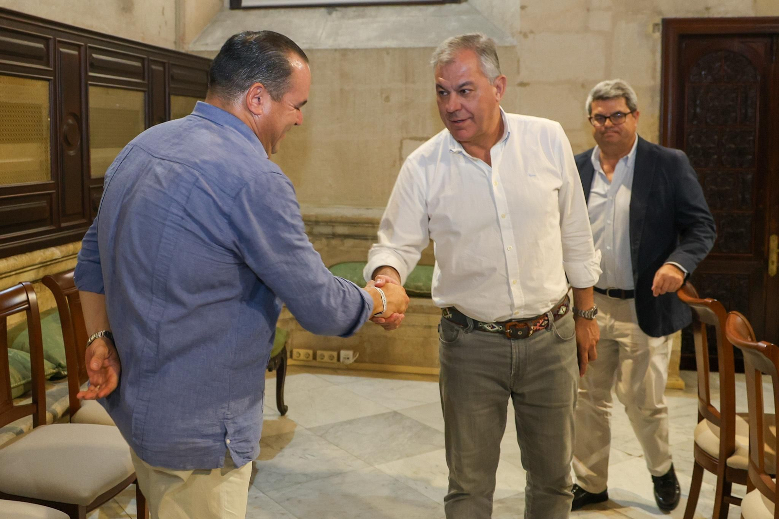 El alcalde José Luis Sanz da la mano a Rafael Rodríguez, de la Asociación Feria del Libro de Sevilla.