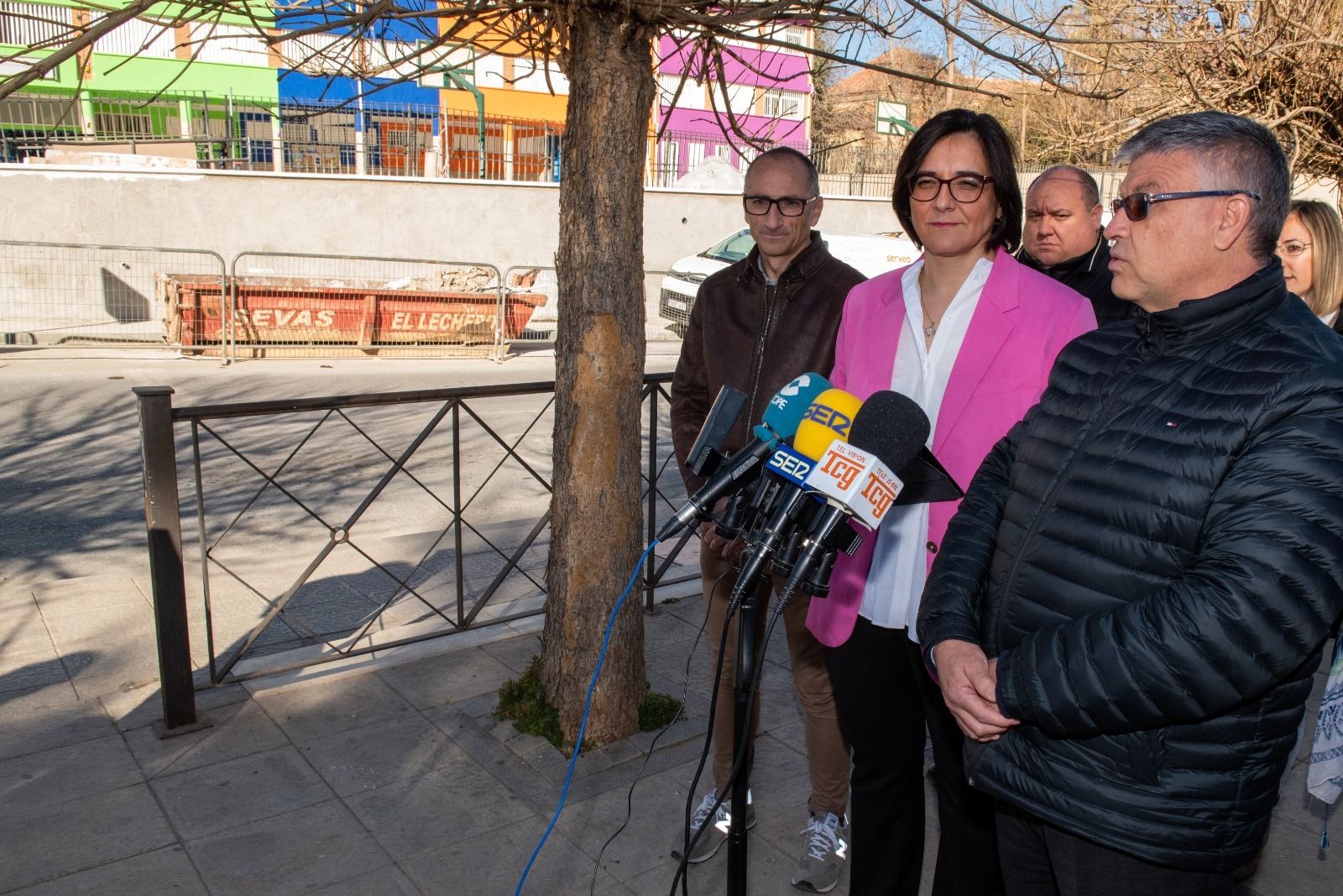 La Junta sigue con las obras de reforma del muro exterior del colegio Medina Olmos de Guadix