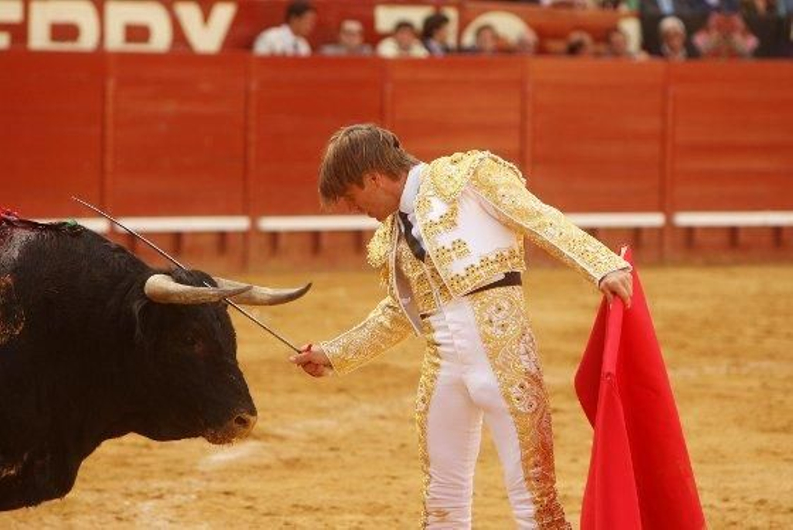"El Cordobés» hacía su debut como matador en Jerez, y a su vez reaparecía del percance de Barcelona, sin embargo, se estrelló contra un imposible. Ninguno de sus dos toros le permitieron lucirse lo más mínimo

Foto: Juan Carlos Toro
