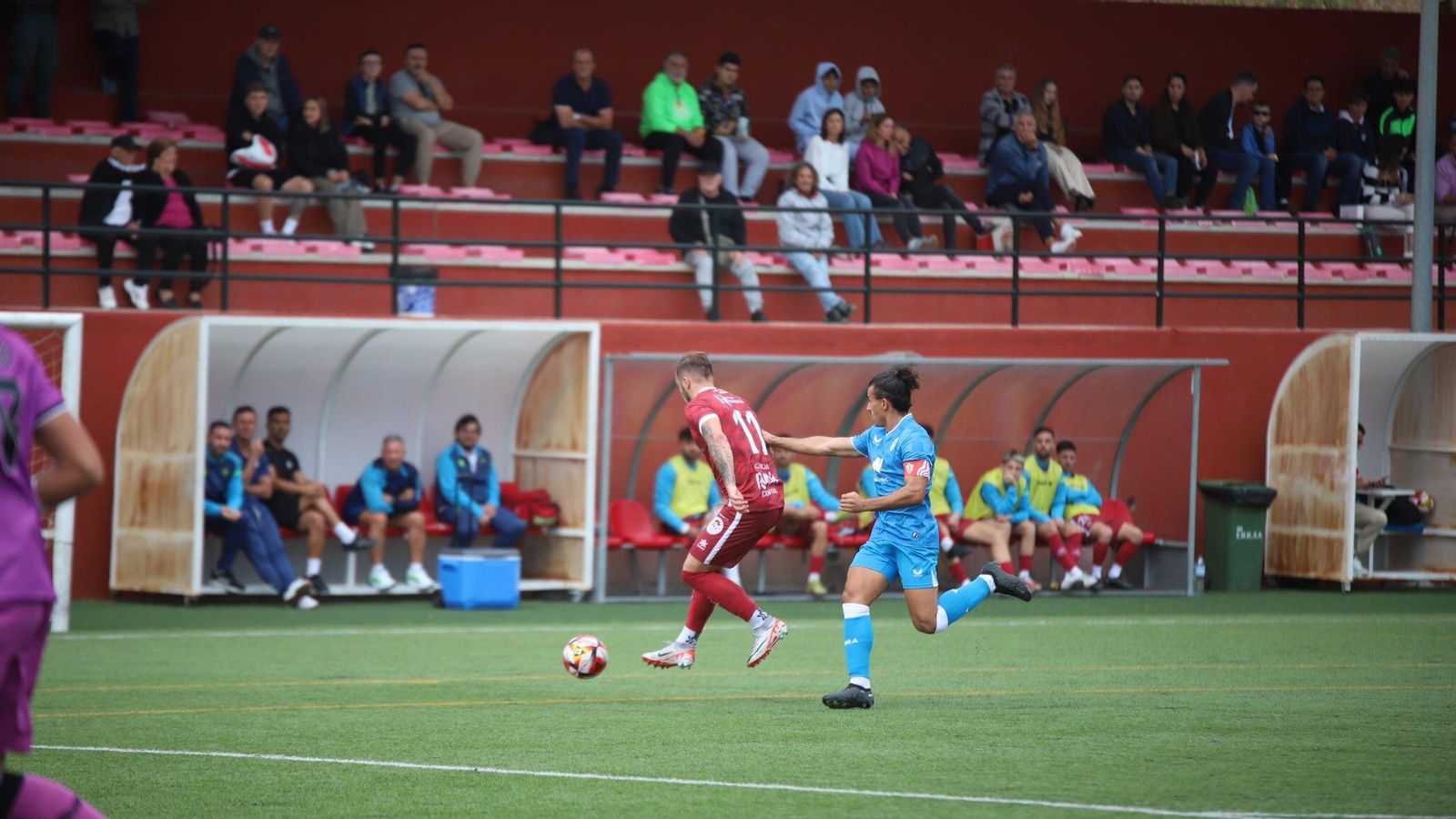 El capitán del filial almeriense, Aarón Romero, pugna por un balón con un atacante local.
