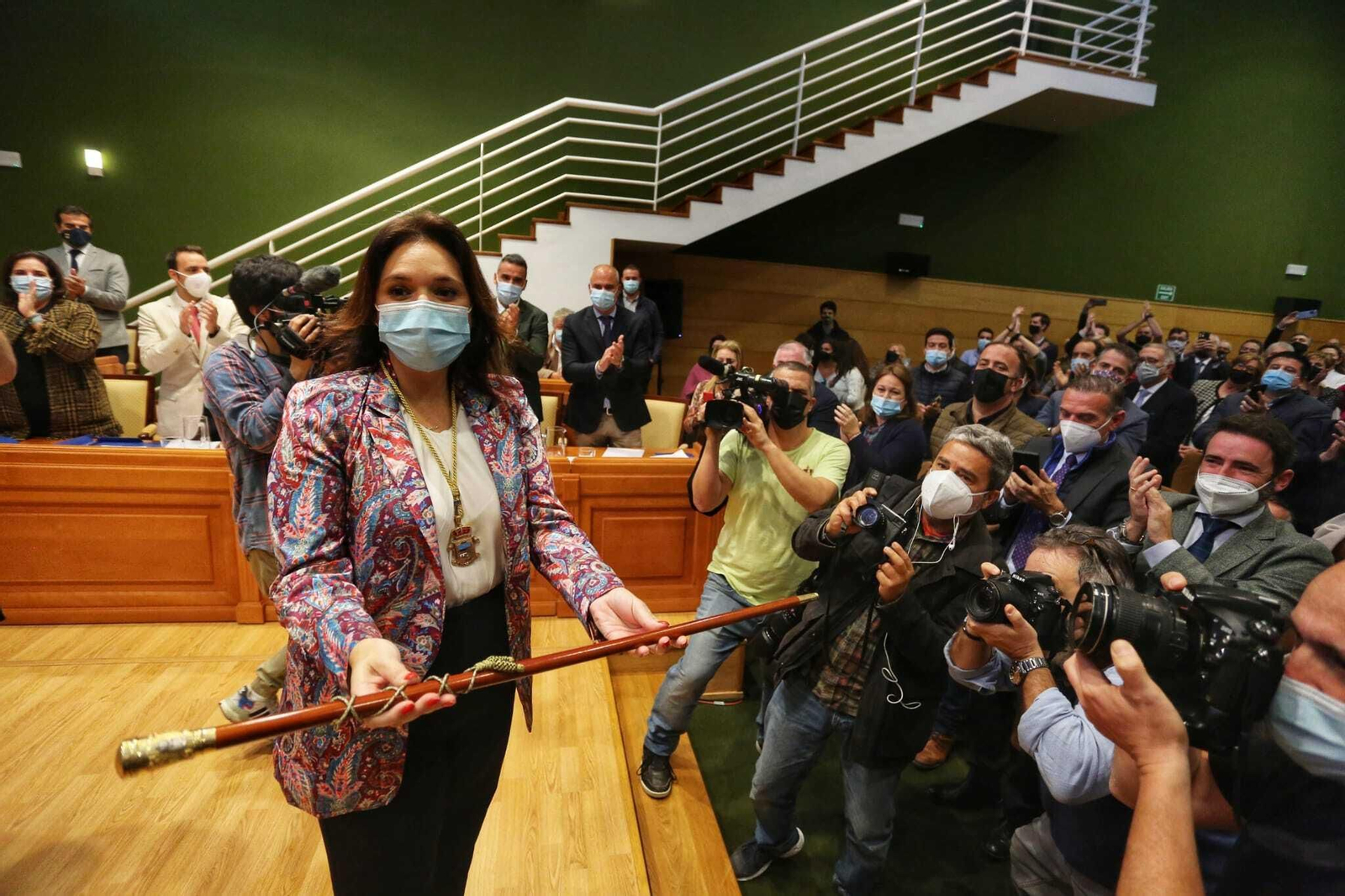 Margarita del Cid, con el bastón de mando de Torremolinos.