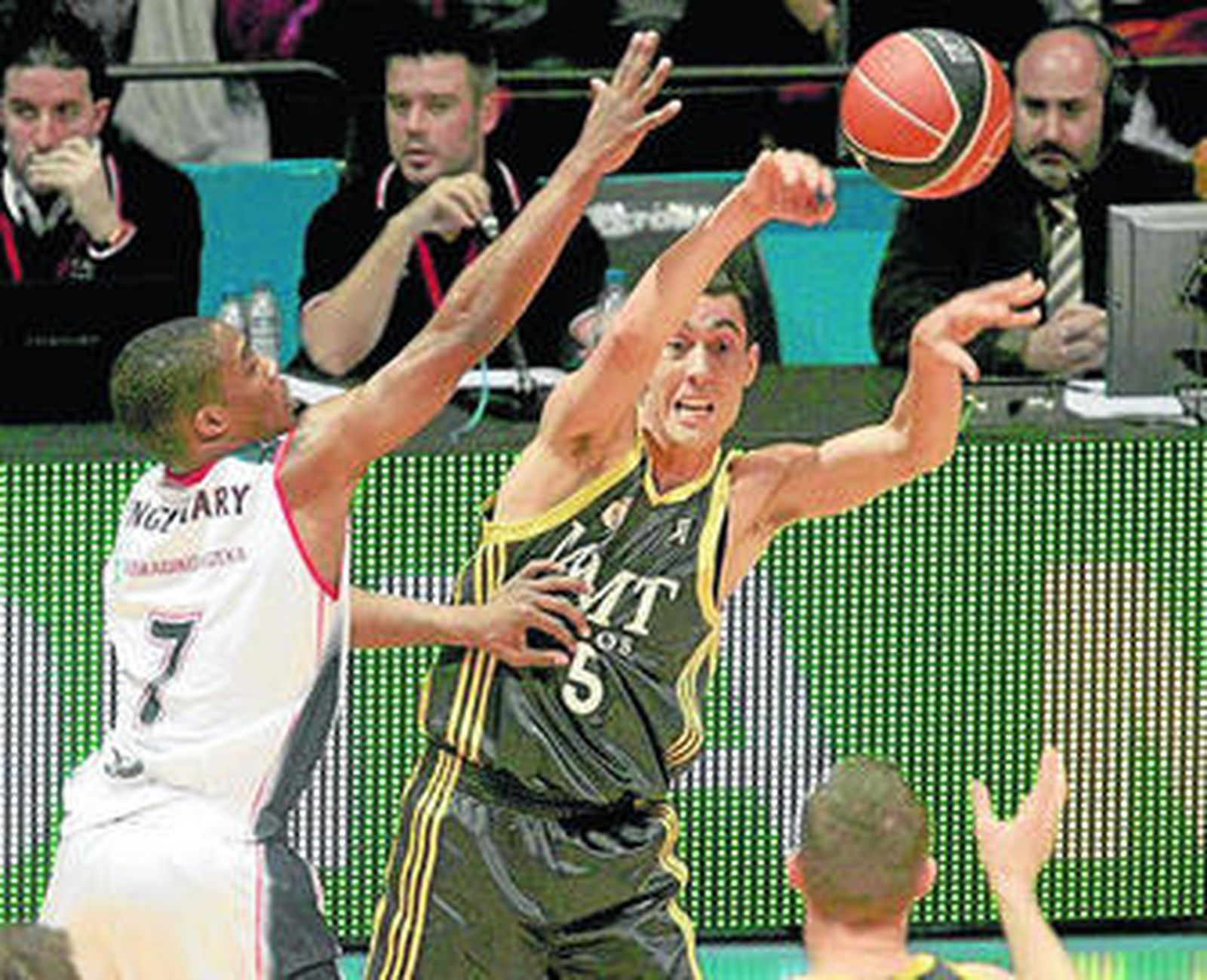 El ex baskonista Prigioni es presionado por Singletary.