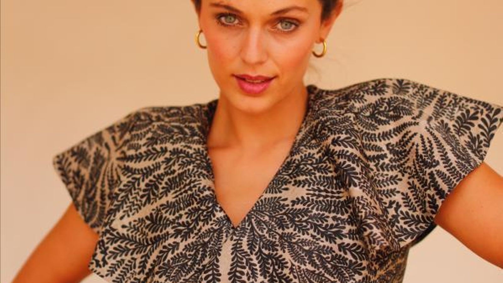 Top estampado de ramas negras sobre base de jacquard color champagne de Barey