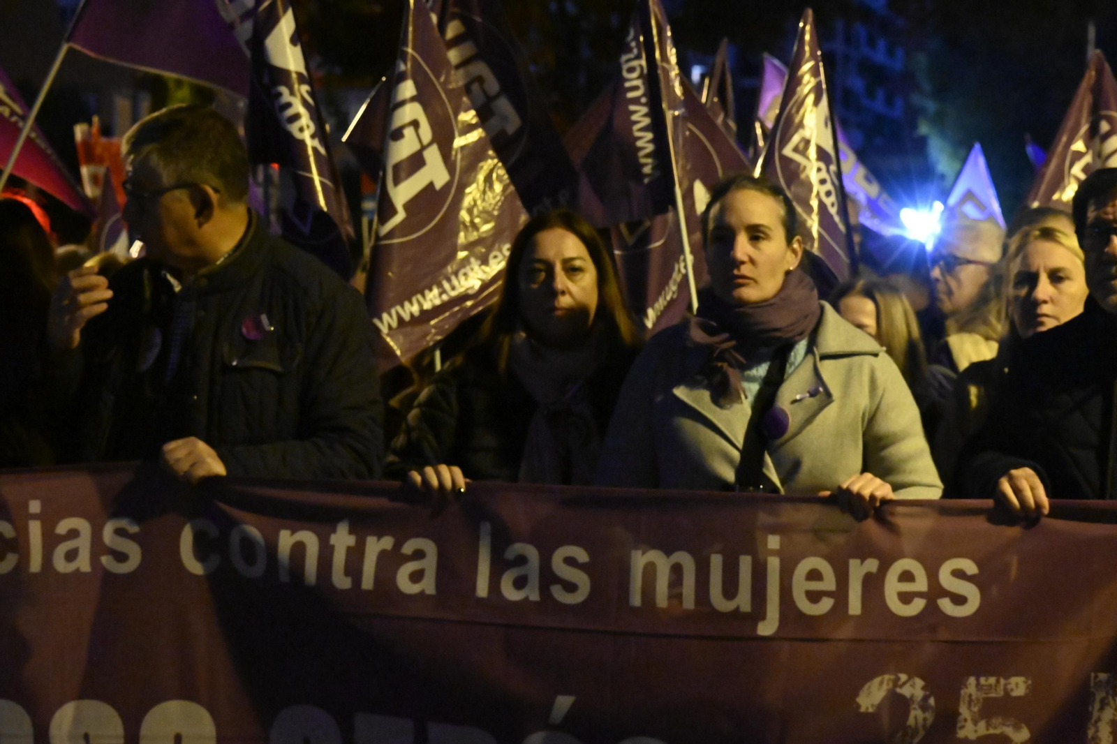 Imágenes de la manifestación con motivo del 25N en Huelva
