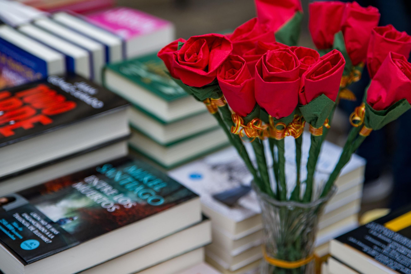 Libros y rosas para celebrar el Día del Libro Libros y rosas para celebrar el Día del Libro