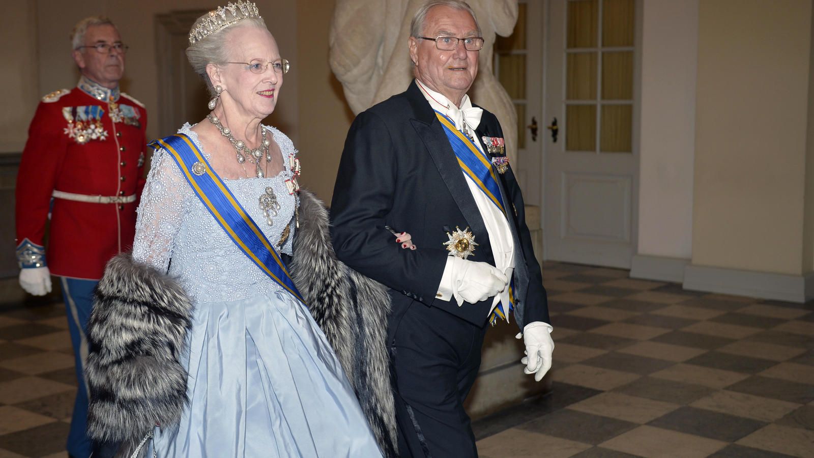 Henrik de Dinamarca carga de nuevo contra su esposa