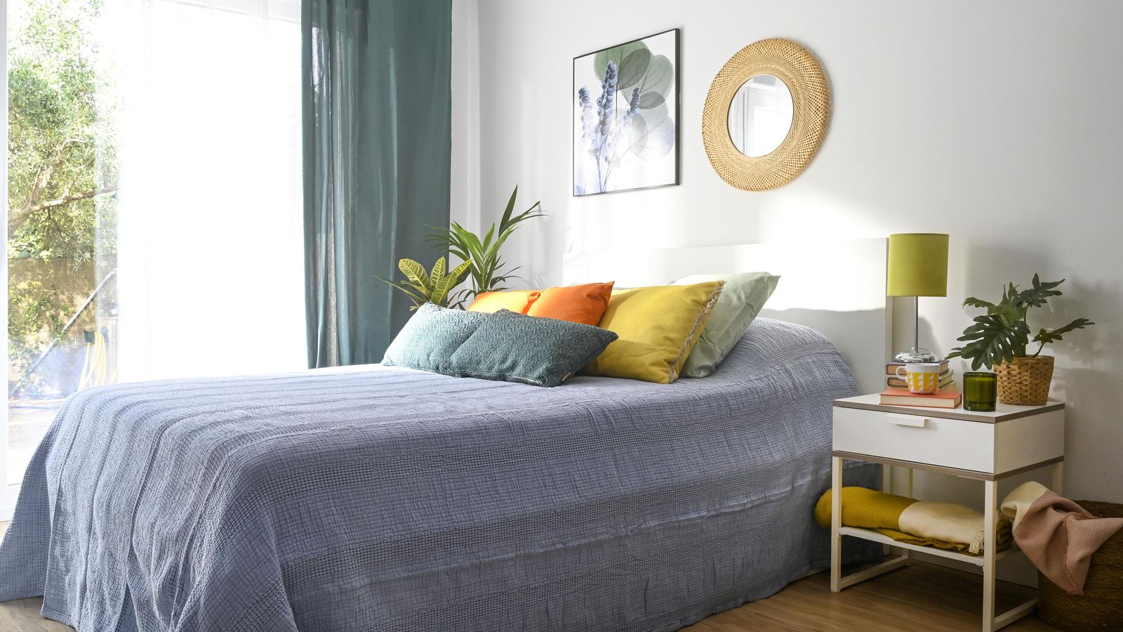 Un dormitorio pensado para una pareja en tonos neutros en los que las cortinas y la ropa de cama hacen contraste.