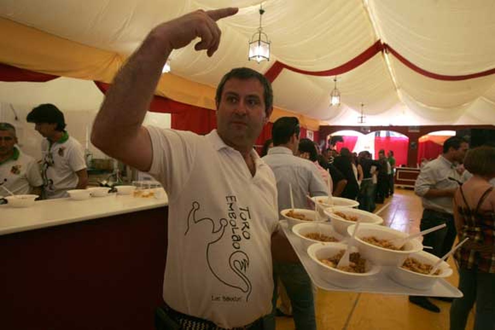 Cientos de personas acuden a las casetas para poner los últimos farolillos y disfrutar de los almuerzos de socios. Las Fiestas Patronales de San Isidro Labrador se abren hoy tras la coronación y la cabalgata

Foto: Jose Maria Qui?s
