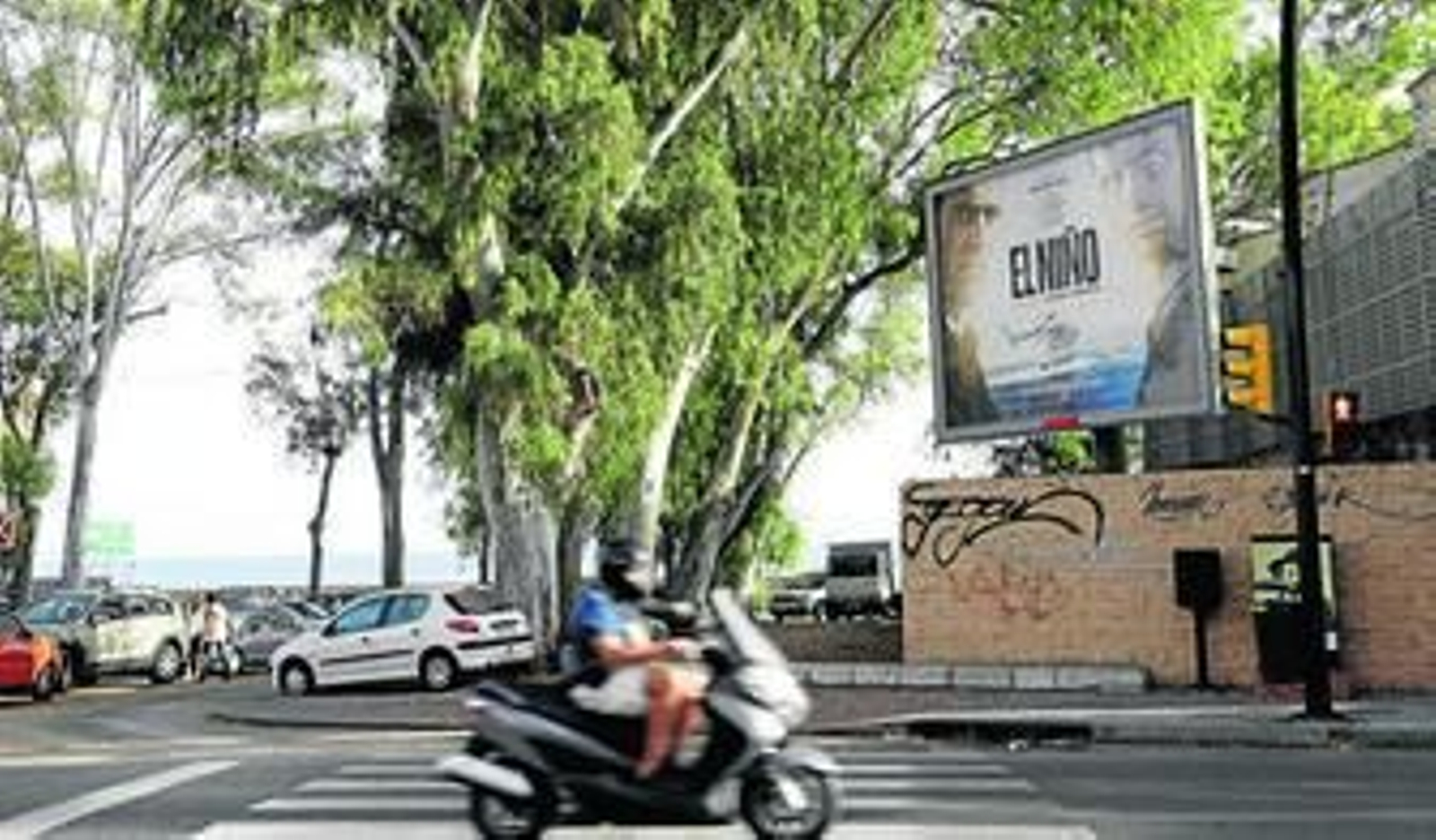 Una valla publicitaria en la Avenida Pintor Sorolla, a la altura de los Baños del Carmen.