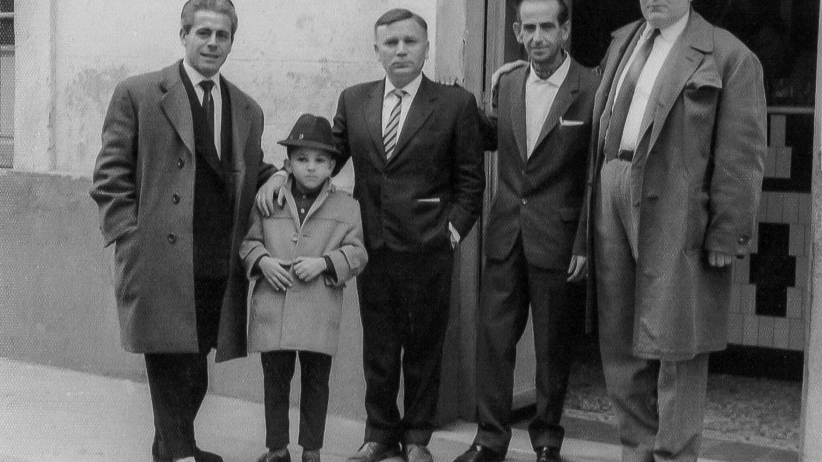 Paco Alba con uno de sus hijos y amigos en la puerta del bar Las Banderas.