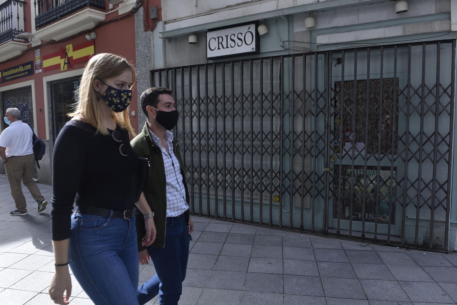 Comercio cerrado en la calle Francos de Sevilla.