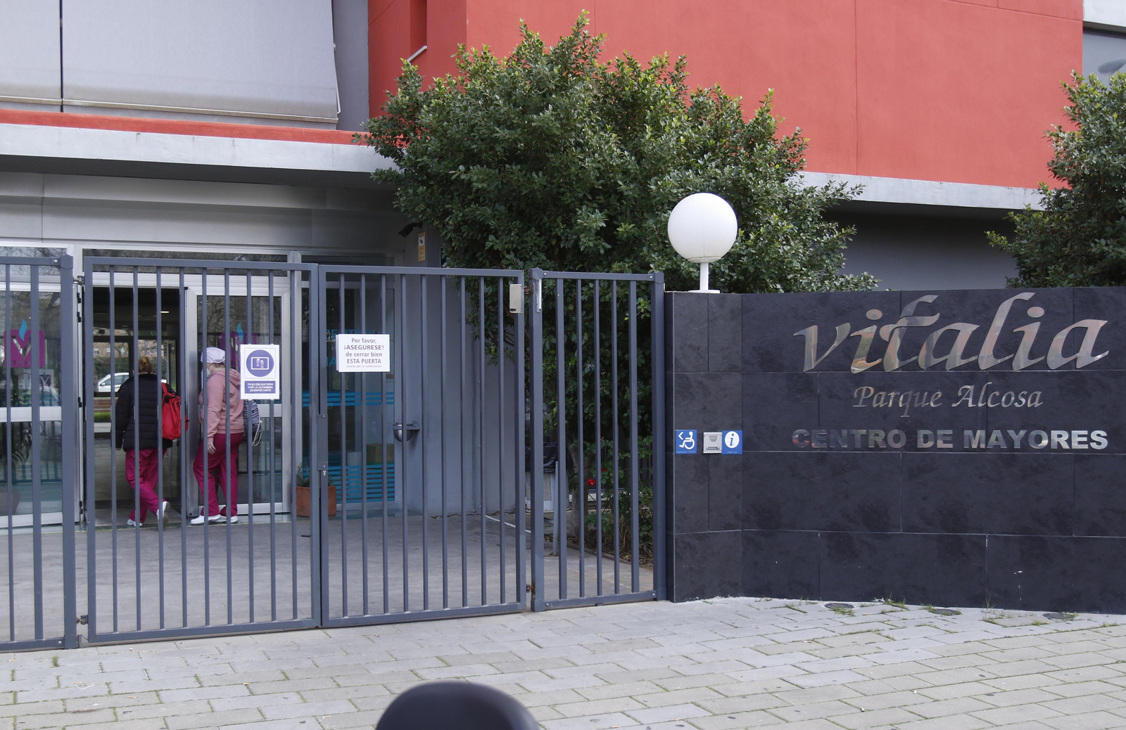 Dos empleadas entran en la residencia Vitalia Parque Alcosa.