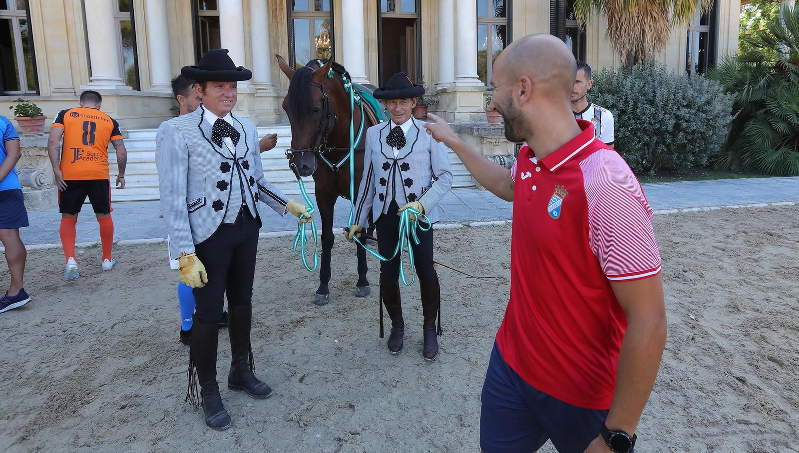 'Chino' Quirós,  un amante de los caballos, sonríe a Soto y Verdugo.