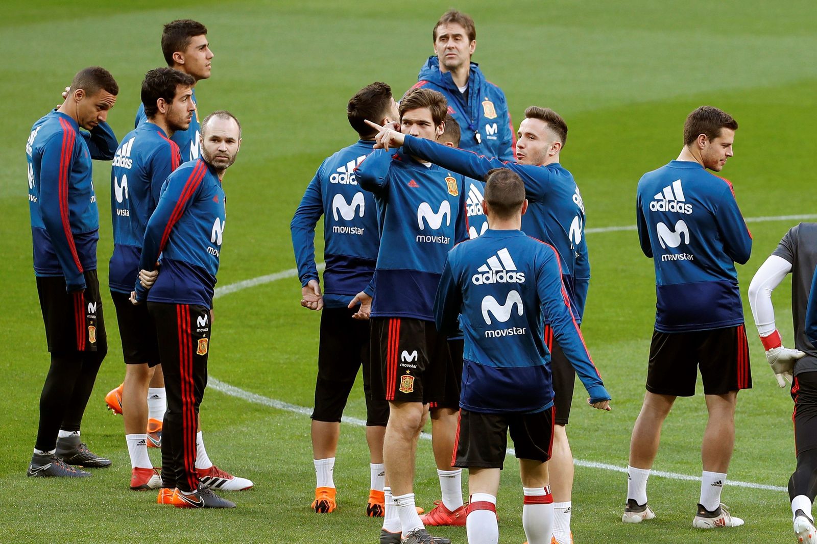 Marcos Alonso conversa con Saúl.