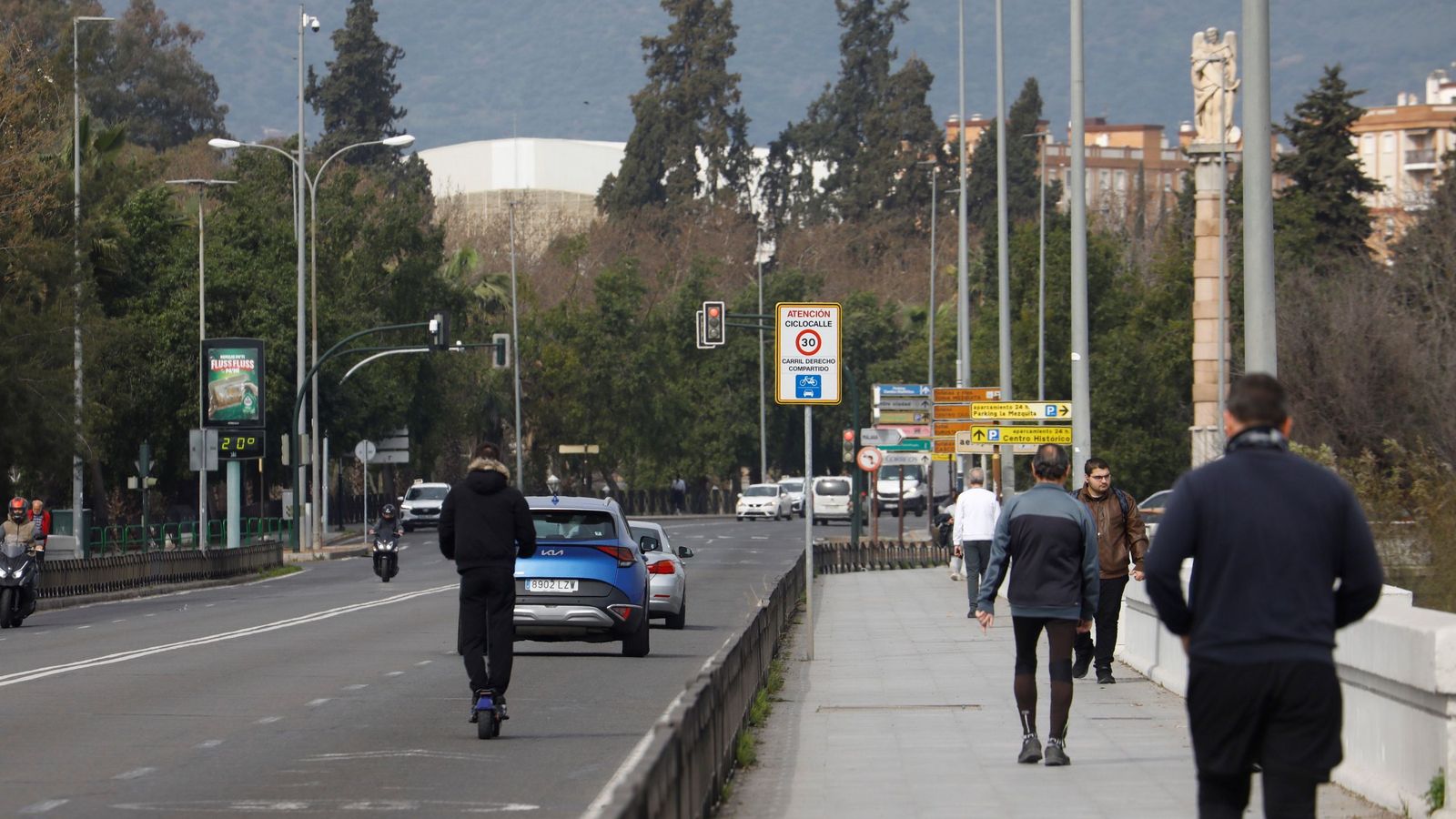 Carril bici de la Victoria invadido por un quiosco.