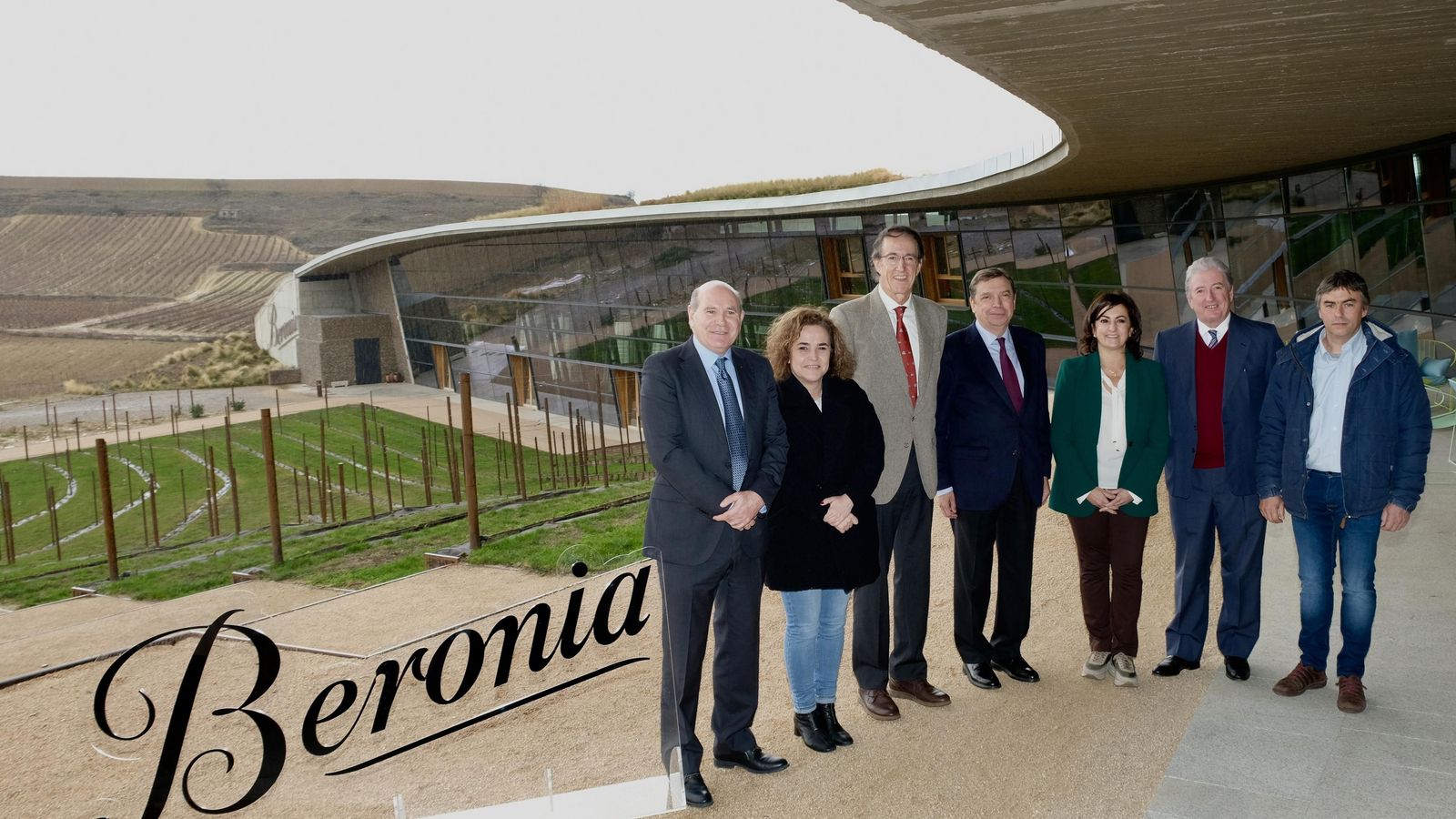 De izquierda a derecha: Matías Calleja, gerente de Bodegas Beronia; Beatriz Arráiz, delegada del gobierno de España en La Rioja; Mauricio González-Gordon, presidente de González Byass; Luis Planas, ministro de agricultura, pesca y alimentación; Concha Andreu, presidenta del gobierno de La Rioja; Pedro Rebuelta, vicepresidente de González Byass; y Miguel Martínez, alcalde de Ollauri.