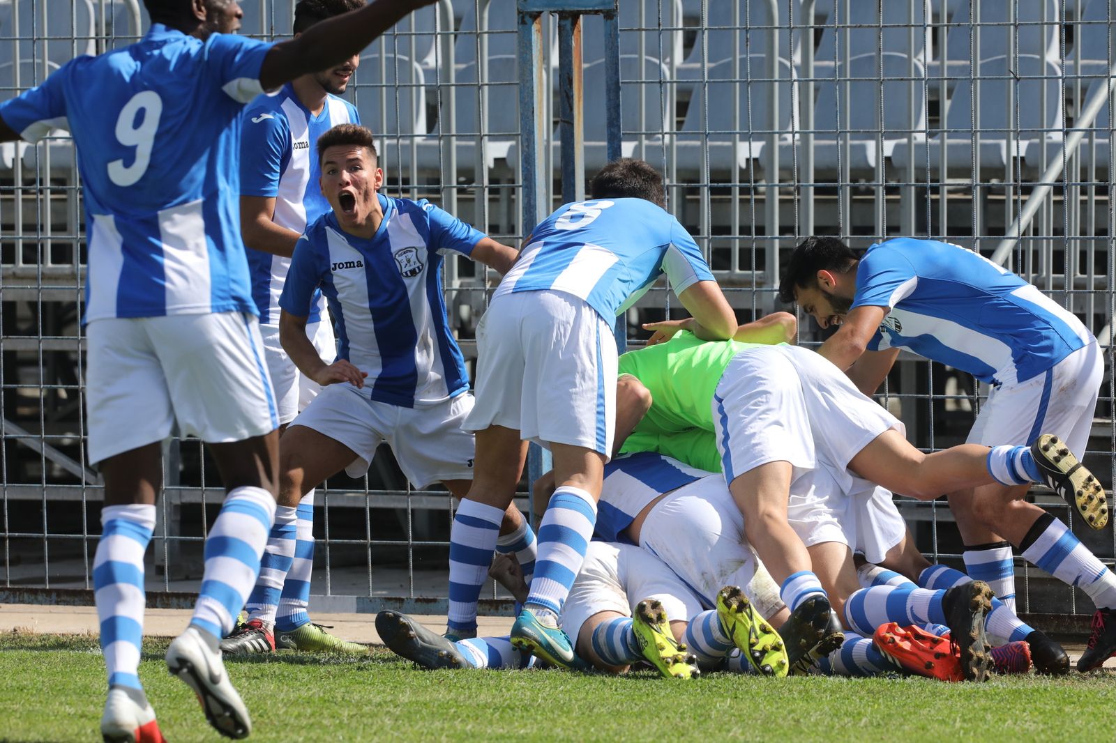 Los jugadores del Jerez Industrial celebran el tanto de la victoria en el descuento.