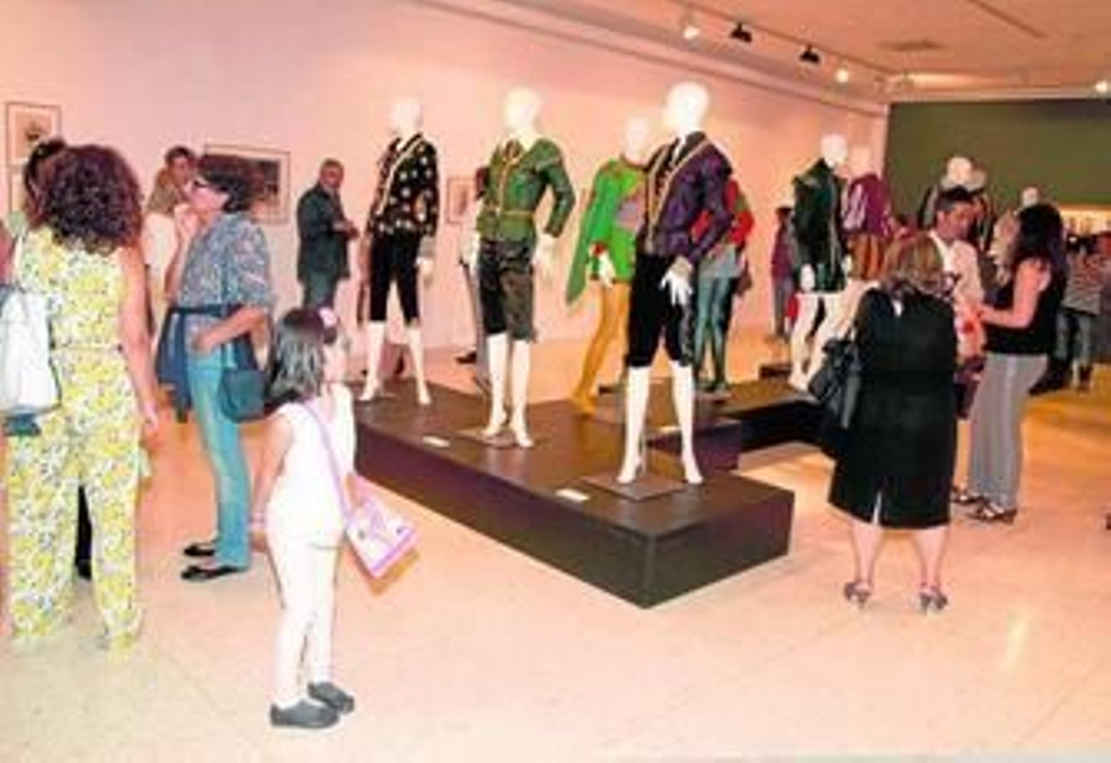 Una de las salas de la exposición que el Museo de Huelva dedica a los diseños de vestuario para el teatro realizados por José Caballero.