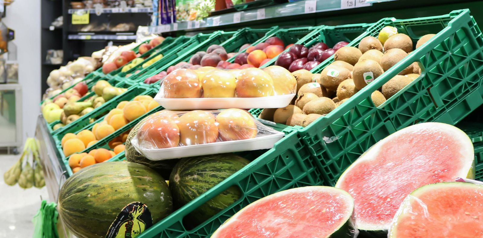 Puesto de fruta de un establecimiento en una imagen de archivo