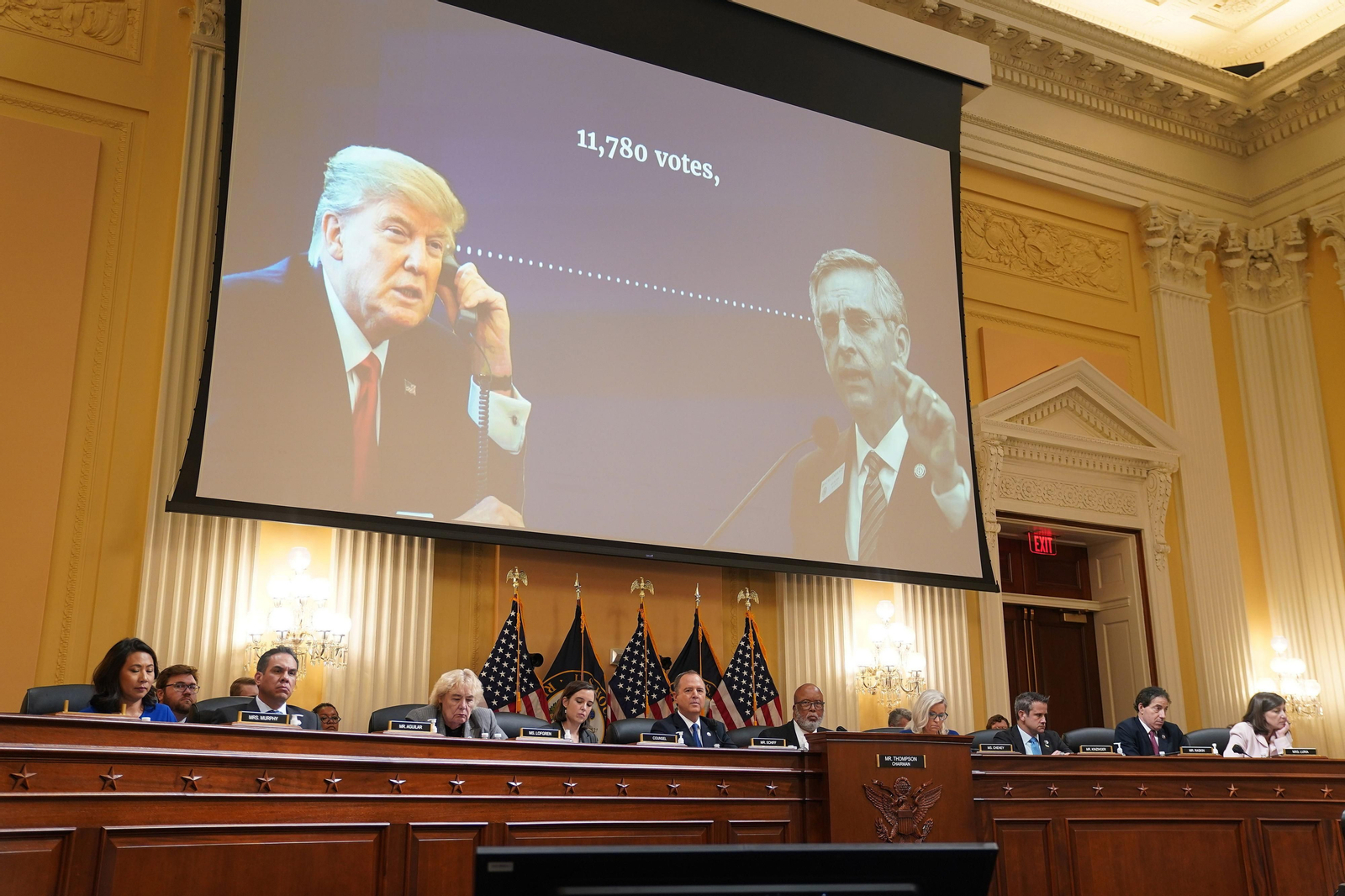 Imágenes de Trump y el secretario de Estado de Georgia, Brad Raffensperger, proyectadas durante la sesión del comité.