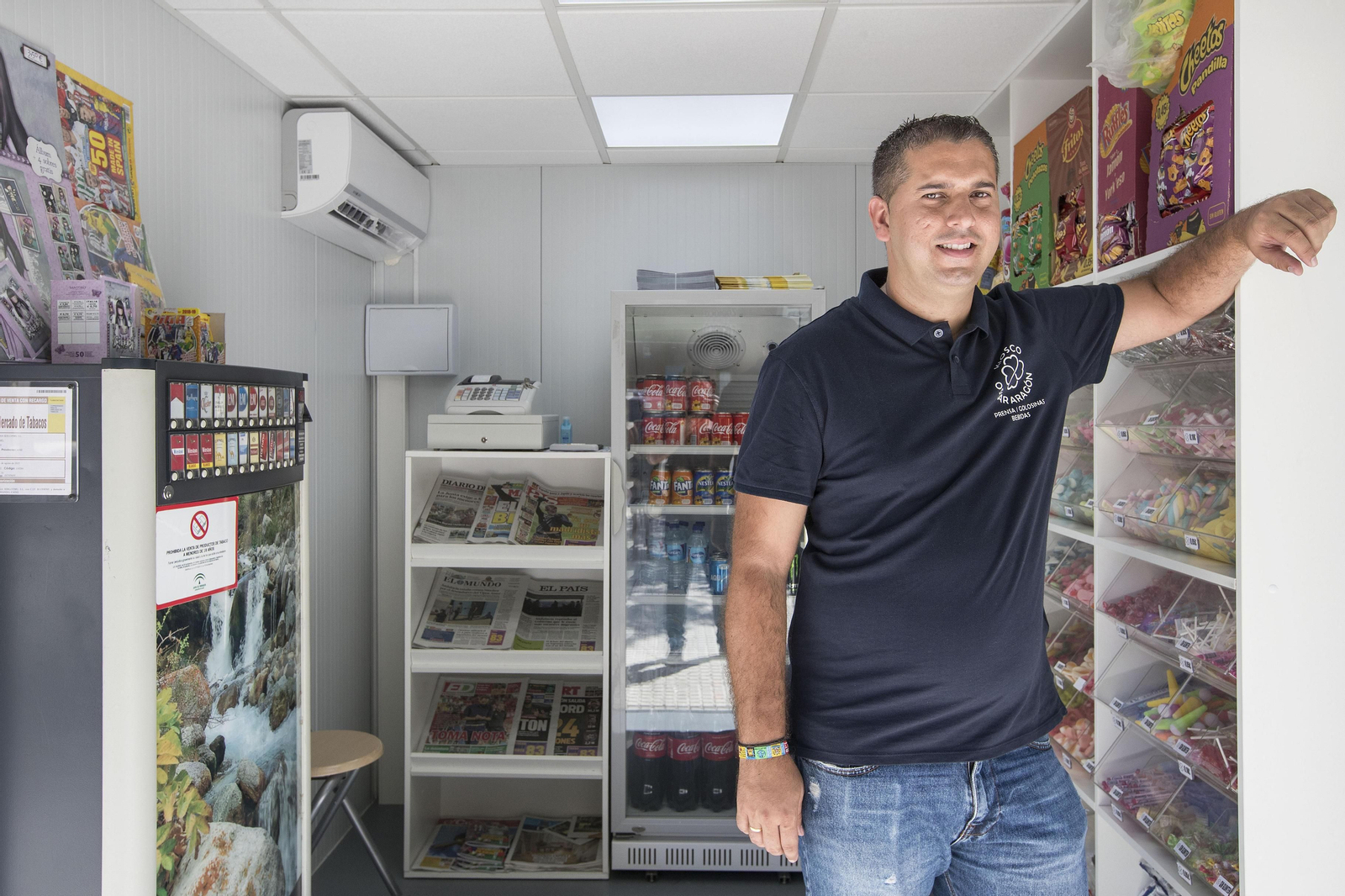 Óscar Aragón, a las puertas del kiosco que ha estado esperando tanto tiempo y que ayer abrió al fin.