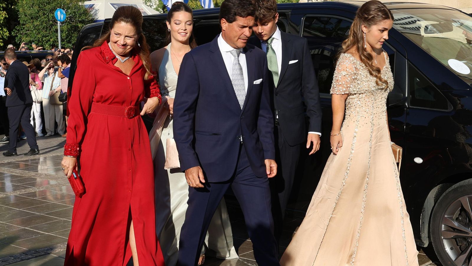 Alexia de Grecia y Carlos Morales con sus hijos, Arrietta, Ana María y Carlos llegan a la Catedral de la Anunciación de Santa María