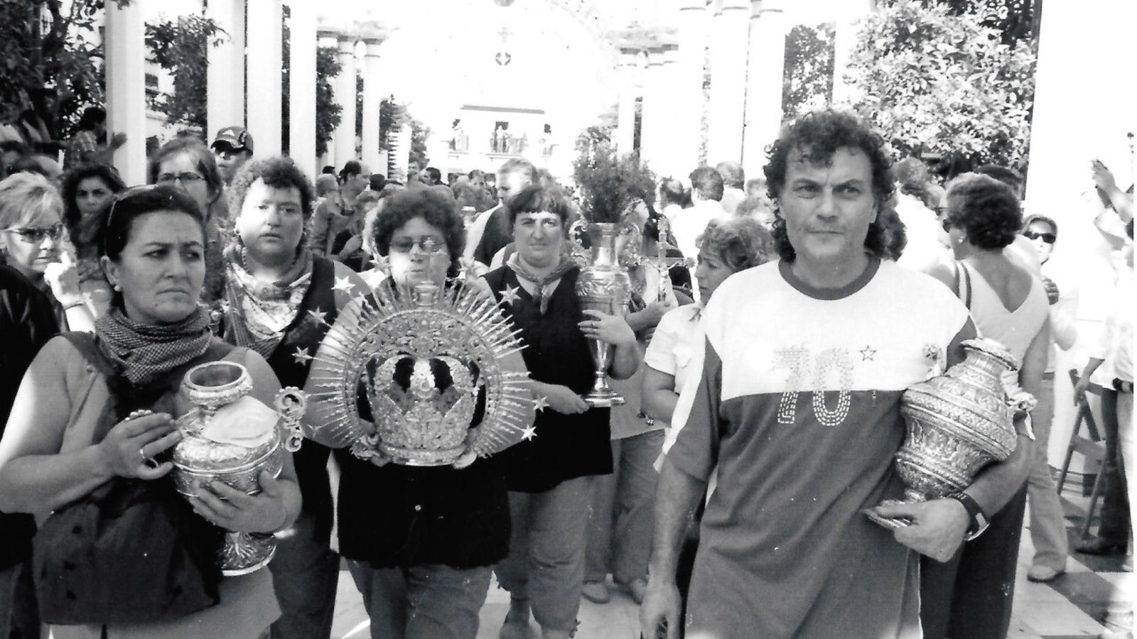 Los encargados de llevar el "equipaje" de la Señora bajo la catedral efímera instalada en 1998.