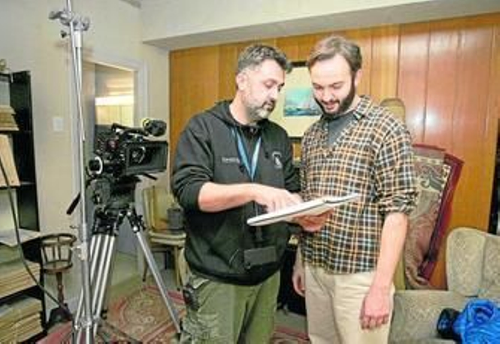 Kurro González dando instrucciones a Francisco Conde ayer en la penúltima jornada de rodaje en los decorados de Campohermoso.