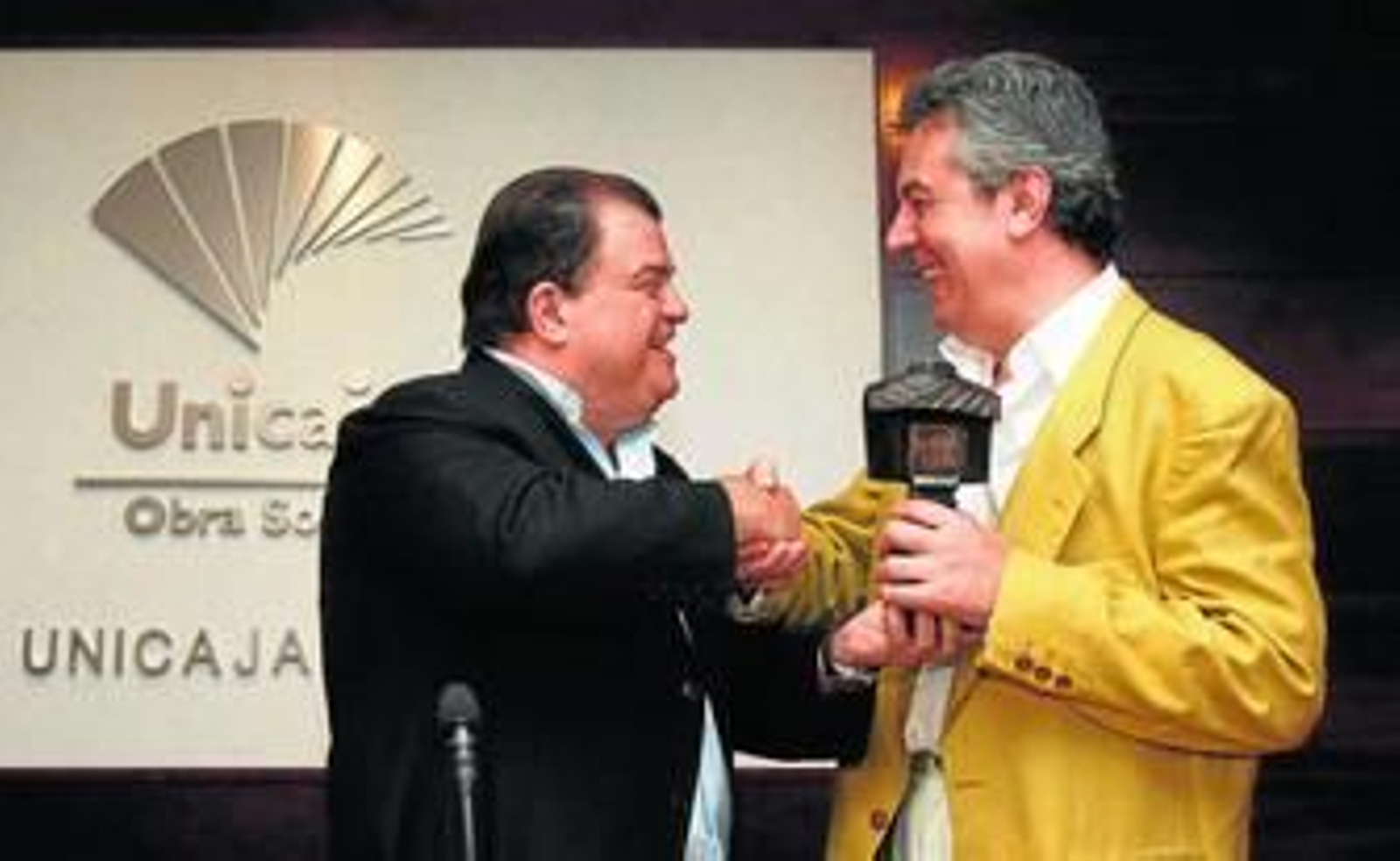 Felipe Benítez Reyes (a la derecha) recogió, de manos de Antonio Castillo, el premio en nombre del ganador.