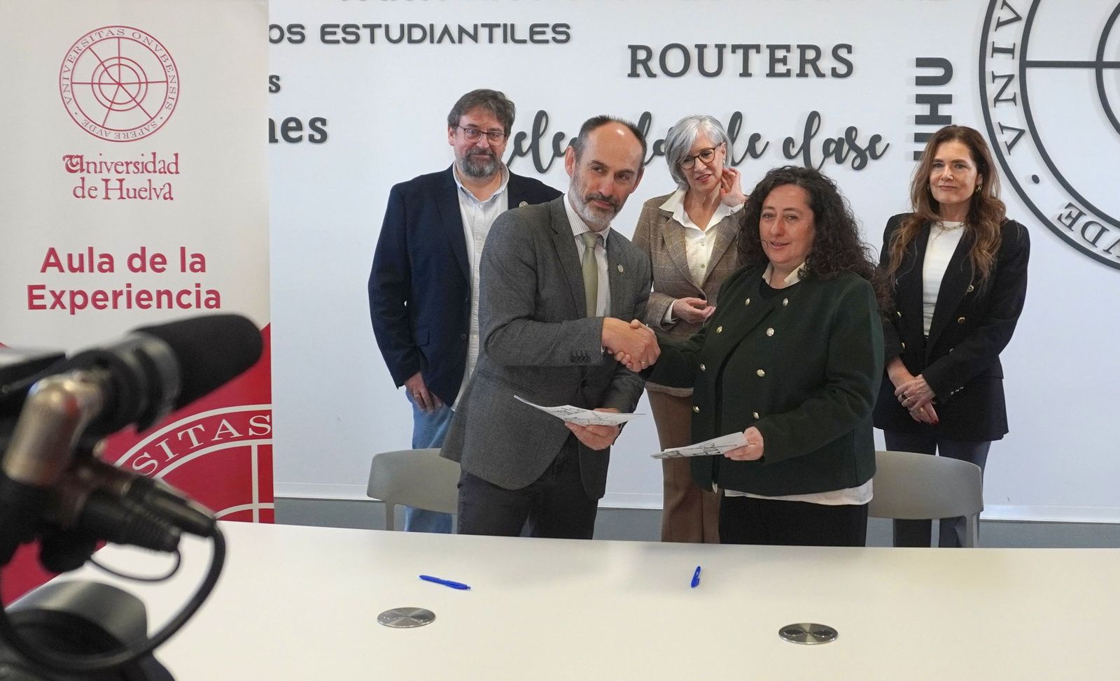 El rector de la UHU, José Rodríguez Quintero, y la alcaldesa del municipio, María del Mar Martín Florido en la firma del convenio.