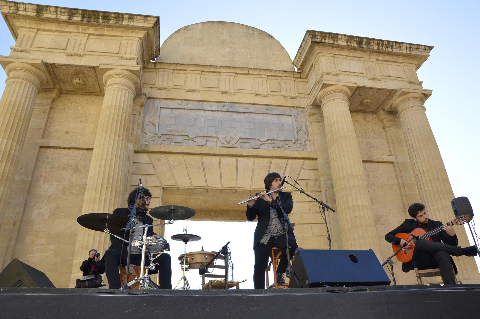 Sergio de Lope actúa flanqueado por David Caro y Javier Rabadán.