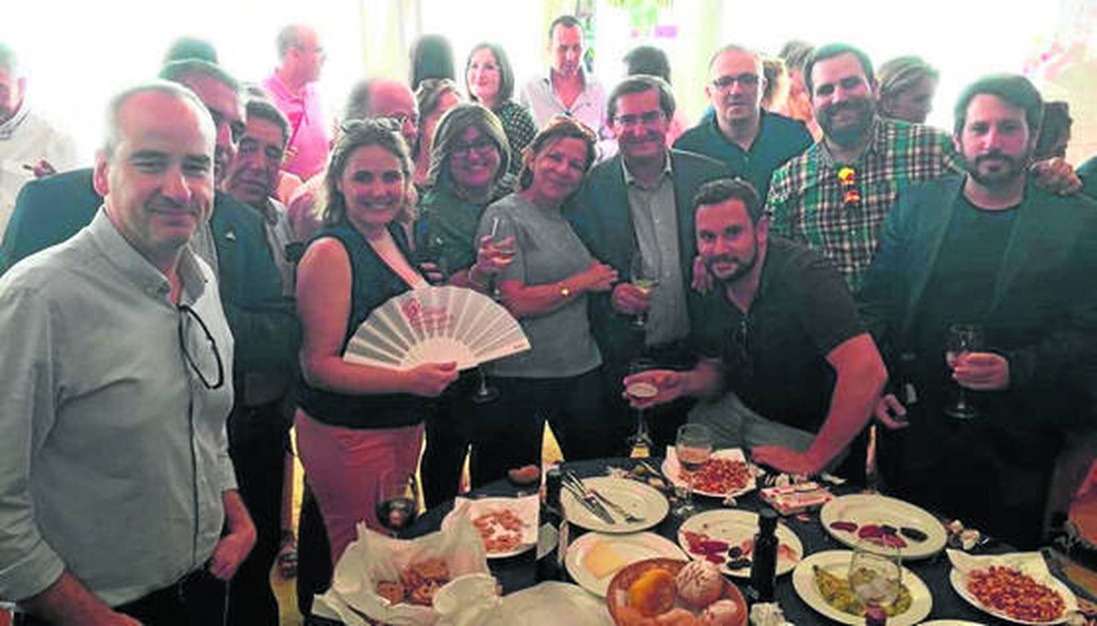 El presidente de la Diputación Provincial de Granada, José Entrena, posa junto a varios periodistas de la ciudad.