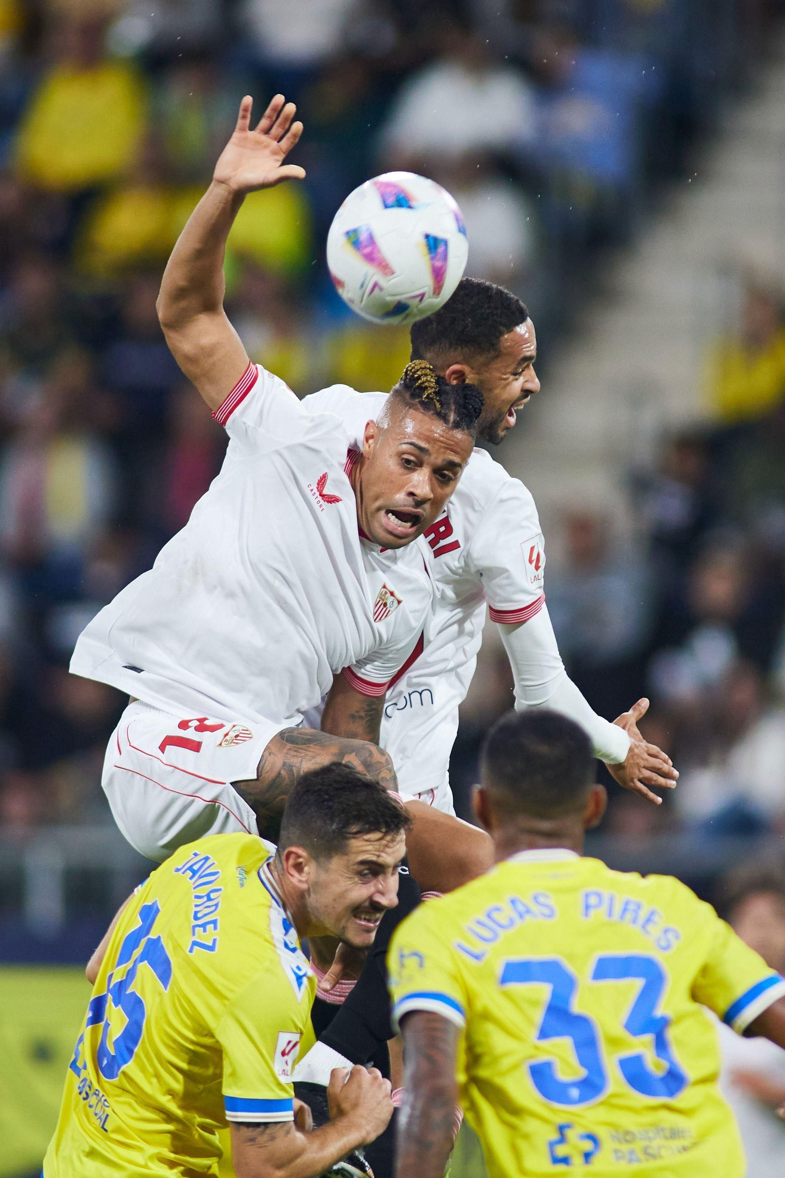 Mariano y En-Nesyri se estorban en un centro sobre el área del Cádiz.
