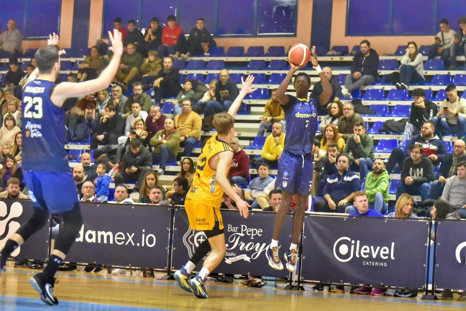 Issa Thiam lanza a canasta durante el Udea-Ponferrada de este sábado