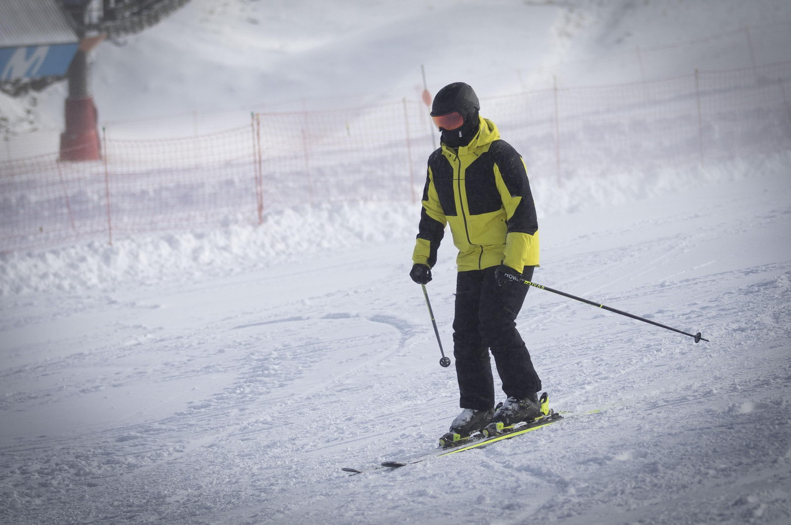 Una persona esquía en Sierra Nevada. Una persona esquía en Sierra Nevada.
