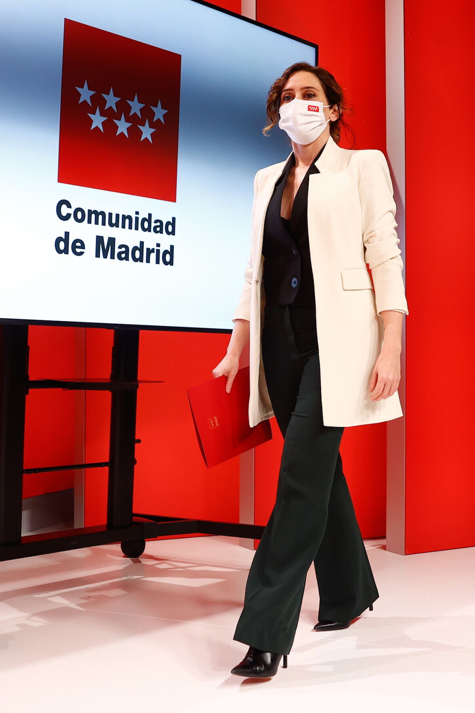 Isabel Díaz Ayuso, con su blazier color hueso en la comparecencia de la semana pasada.