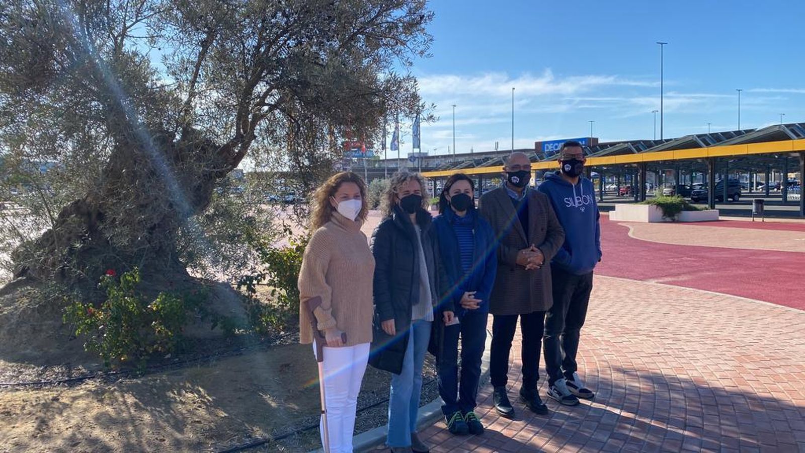 Responsables de LUZ Shopping, con los representantes de los Reyes Magos en Jerez.