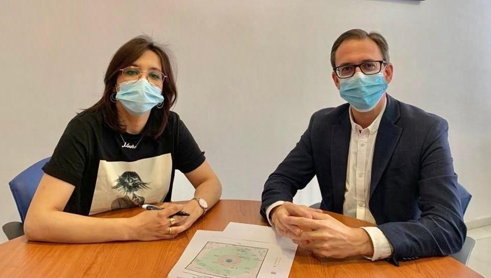 Anastasia Calero y Santiago Cabello, en el Ayuntamiento de Pozoblanco.