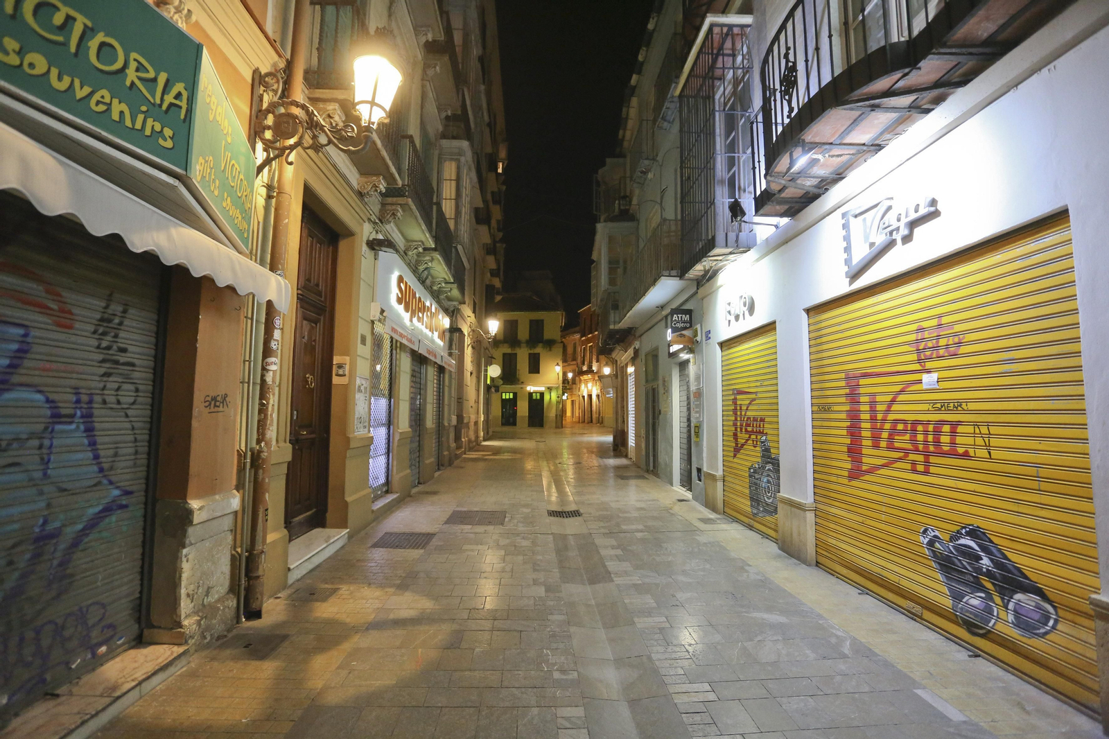 El coronavirus dibuja una noche desierta en el centro de Málaga, en fotos