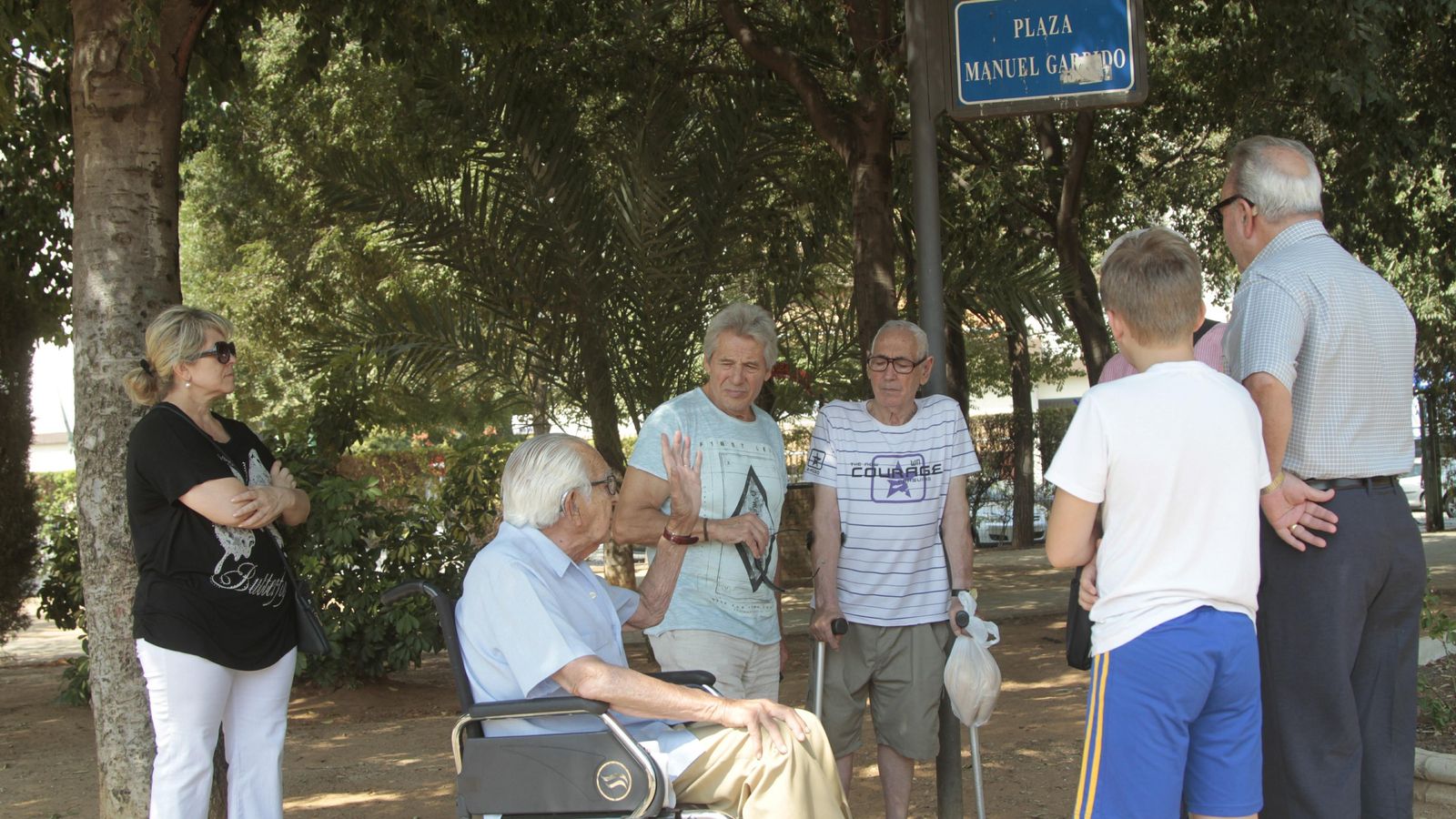 Manuel Garrido, rodeado de vecinos en la plaza que lleva su nombre.