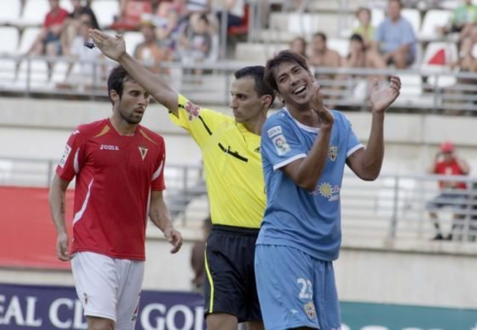 Ulloa se ríe tras ser expulsado. / Fran Leonardo