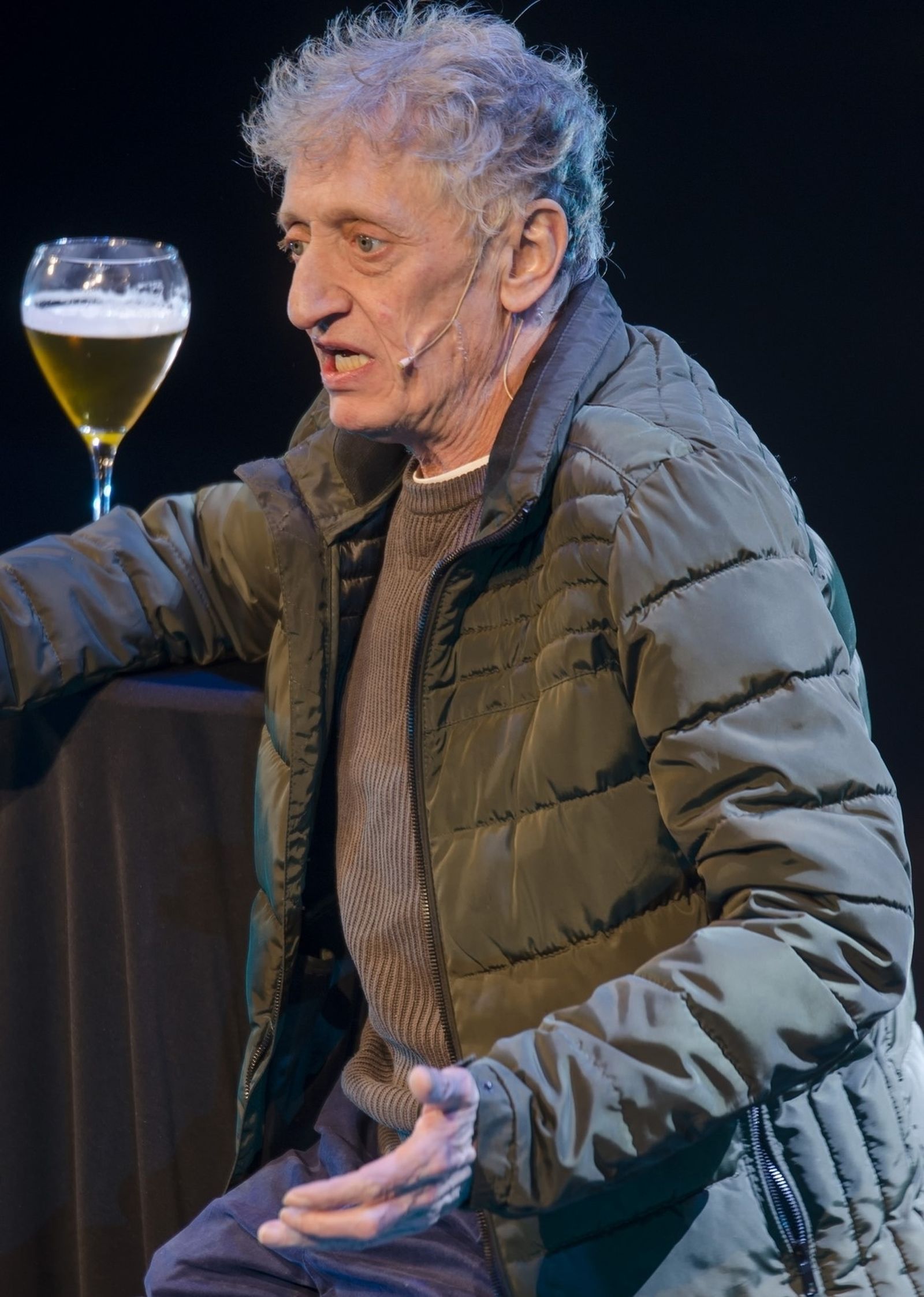 Enrique San Francisco se tomo dos cervezas durante el monologo.